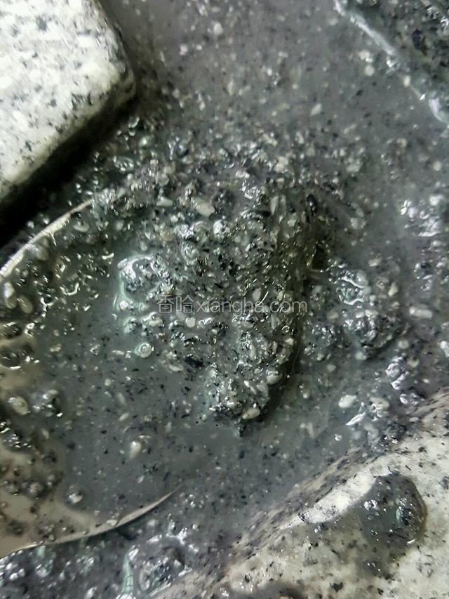 这是第一轮磨出的芝麻，还没有完全成糊的，有些许颗粒状