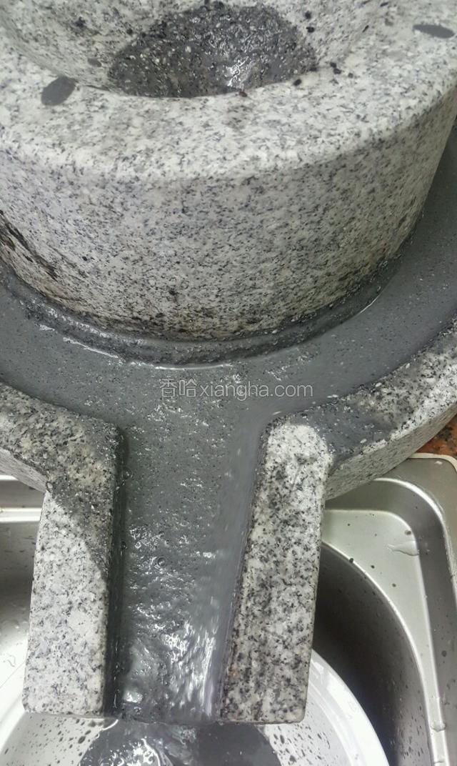 第二轮的磨出的会细很多，所以就不需要再用勺子推了，它自然就会很顺畅地流下盘里