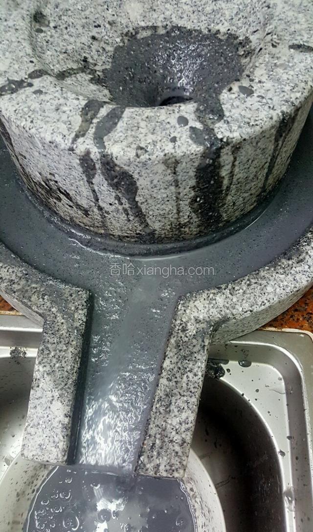 再磨最后一次就会很细腻的了，如果担心不够细腻就用手指点一下芝麻试一下手感