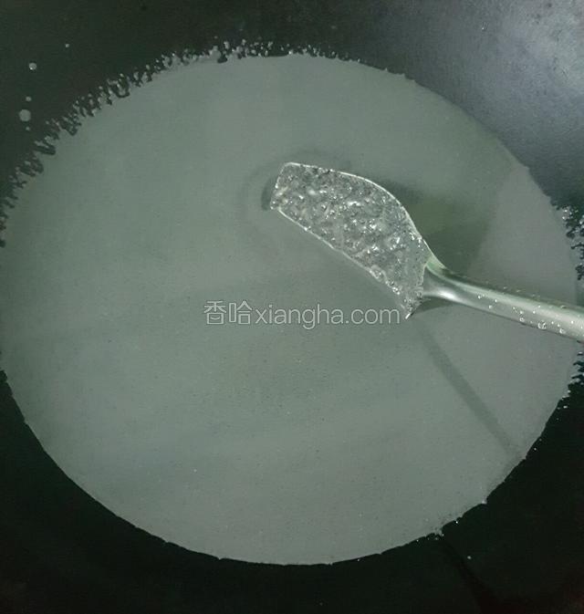 倒进锅里煮，用勺子翻炒，用煤气灶的锅可以搅拌得更均匀不怕粘锅糊掉