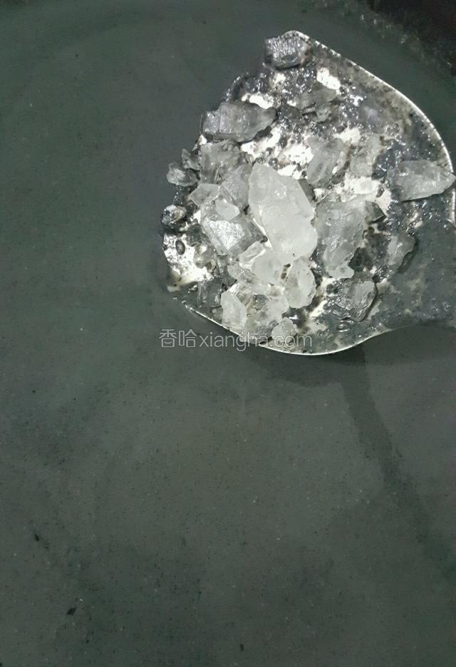 在芝麻糊颜色有些许变深的时候加入适量冰糖，冰糖按个人喜爱添加，怕放多可以放一些然后融了就试试味道，不够甜了再加