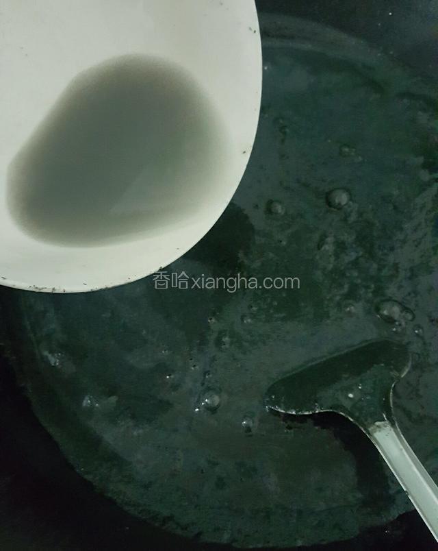 颜色完全深了有点稠的时候加入一小碗水继续搅拌