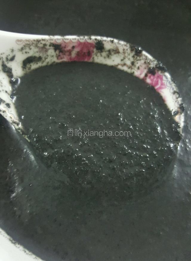 每个石磨的密度都会有些许不一样，所以只要磨得够细腻了就可以开始煮了，想要香口的可以先把芝麻炒香了再磨，不过那样会比较上火