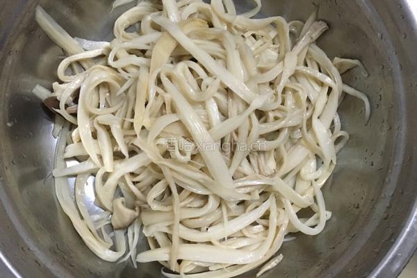 手撕凉拌杏鲍菇的做法图解3