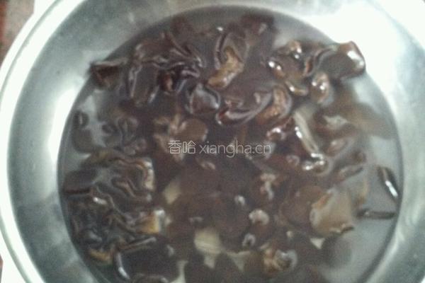洋葱拌木耳的做法图解2