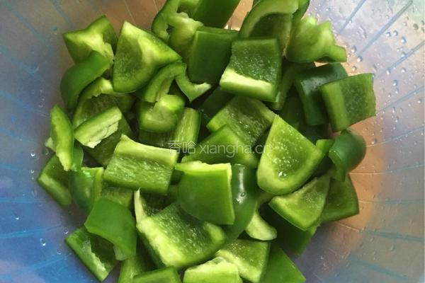 青椒炒五花肉的做法图解3