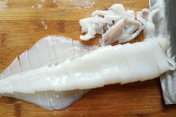 蒜香鱿鱼圈的做法图解2