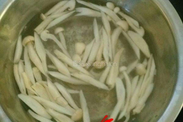 胡油海鲜菇的做法图解2