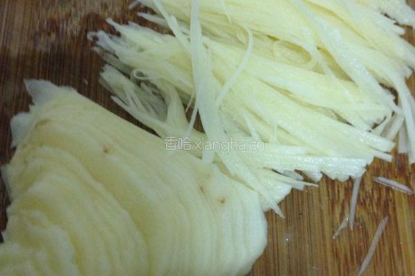 凉拌麻辣土豆丝的做法图解3