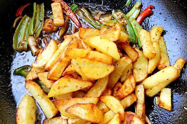 干煸香辣土豆条的做法图解7