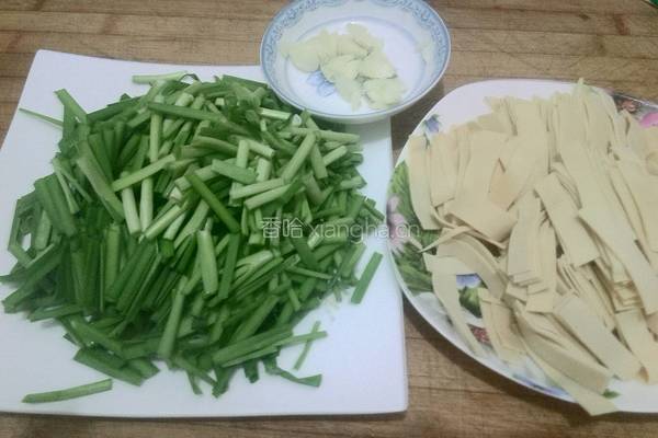 韭菜炒豆片的做法图解2