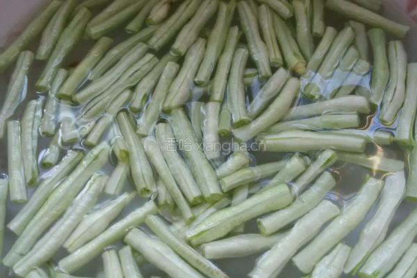 长豆角土豆焖玉米饭的做法图解1