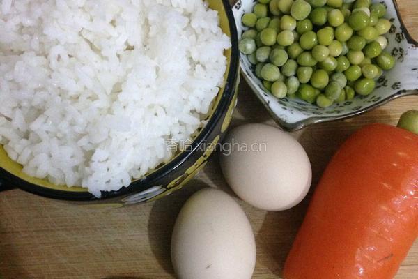 黄金 蛋炒饭的做法图解1