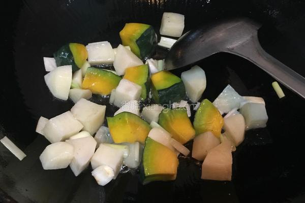 土豆烧南瓜的做法图解3
