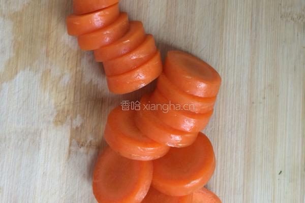 香甜红萝卜的做法图解1