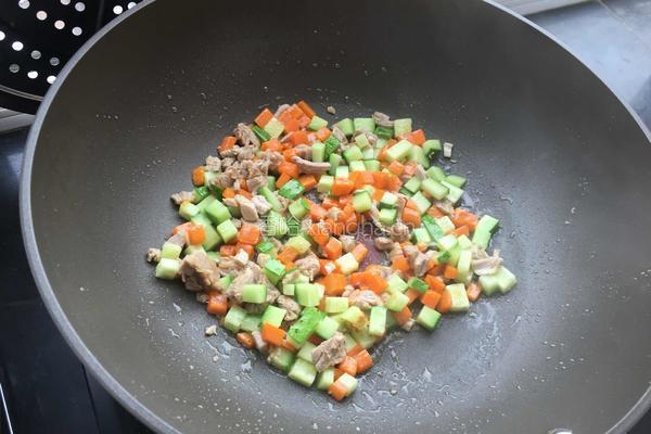 酱油炒饭的做法图解2