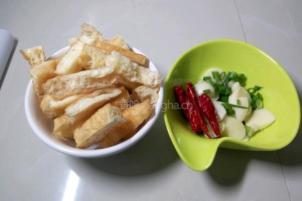 油条烩丝瓜的做法图解2