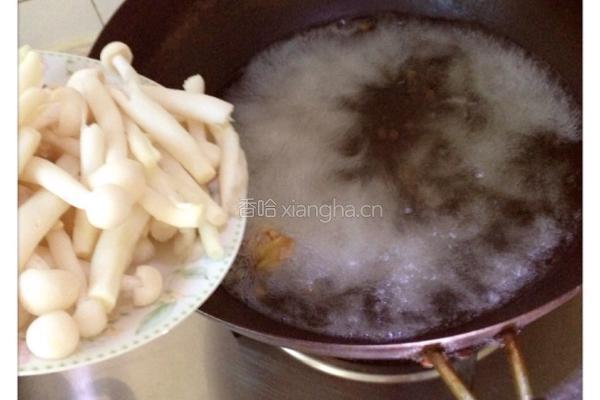 海鲜菇豆腐汤的做法图解2