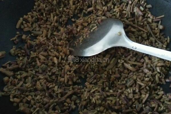 青椒炒蕨菜干的做法图解2