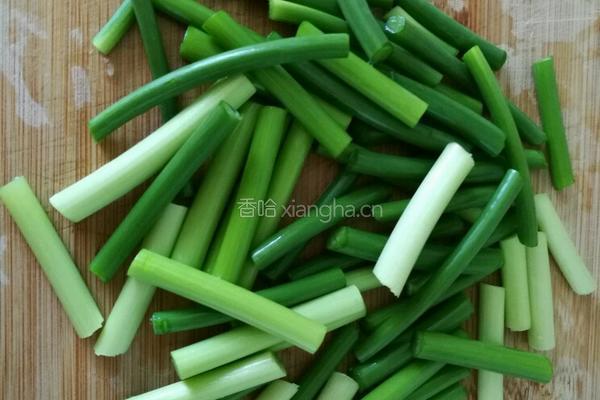 蒜苔回锅肉的做法图解1