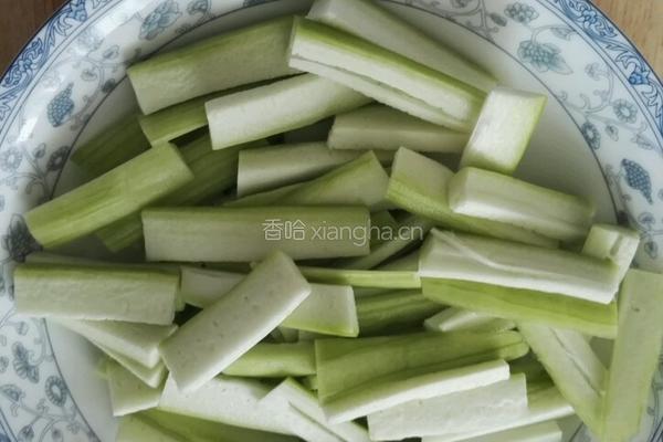 丝瓜炒鸡蛋的做法图解1