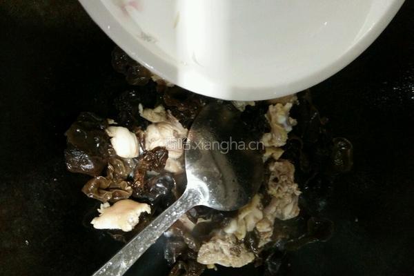 黑木耳炒鸡肉的做法图解6