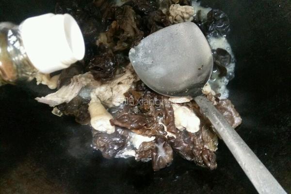 黑木耳炒鸡肉的做法图解7