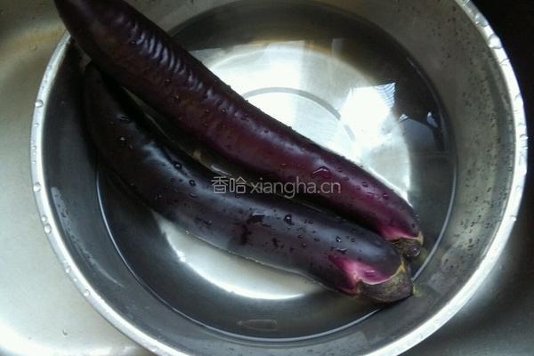 凉拌茄子的做法图解1