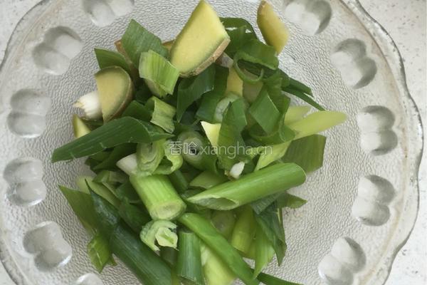 辣炒虾米的做法图解1