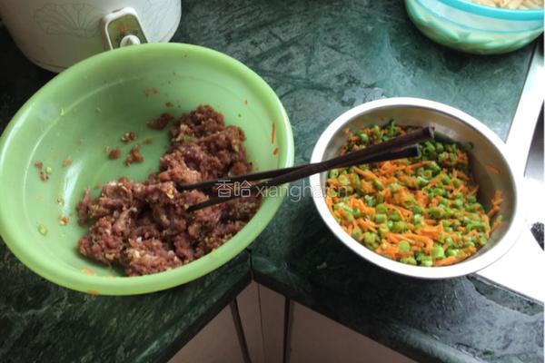 豆角胡萝卜肉包的做法图解3