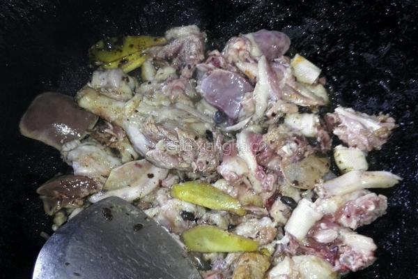 紫苏焖鸭肉的做法图解3