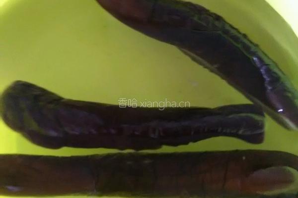 香辣茄子的做法图解1