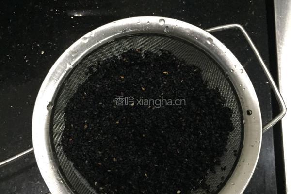 芝麻牛奶的做法图解1
