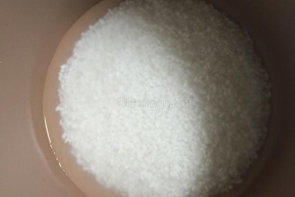 土豆腊肠焖饭的做法图解2