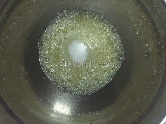 加入白糖，白糖分三次加入