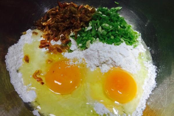 鸡蛋河虾饼的做法图解3