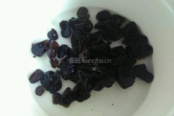 凉拌苦瓜木耳西红柿的做法图解3