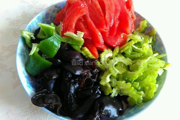 凉拌苦瓜木耳西红柿的做法图解6