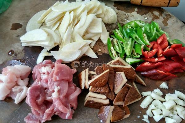 茭白炒肉的做法图解1