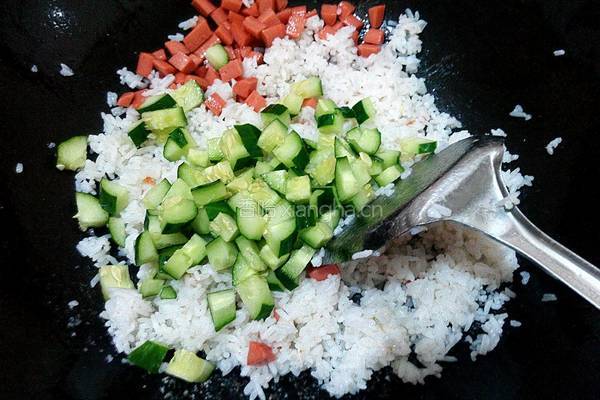 黄瓜火腿炒饭的做法图解5