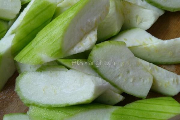 丝瓜肉片汤的做法图解1