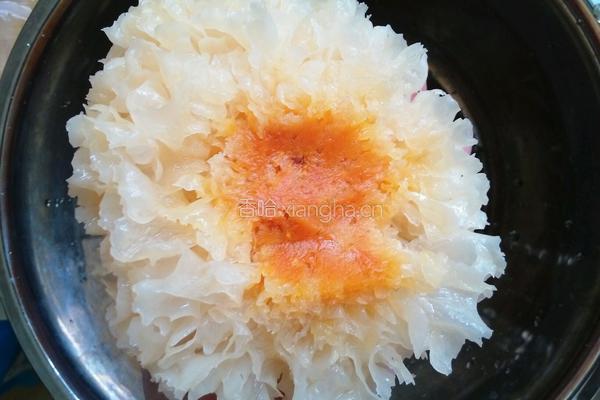 苹果炖银耳羹的做法图解2