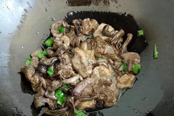 蛋炒洋葱松菇的做法图解4