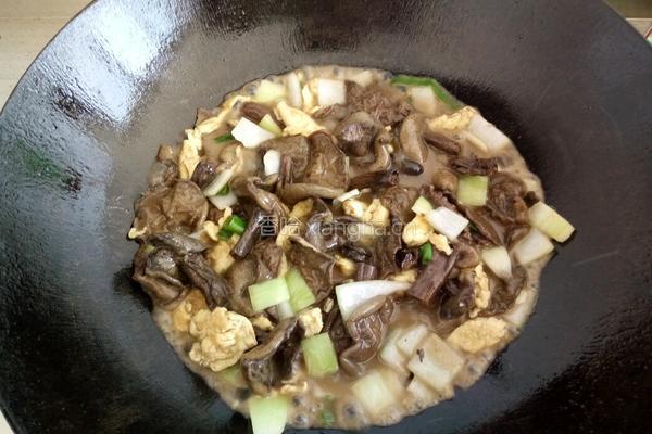 蛋炒洋葱松菇的做法图解6