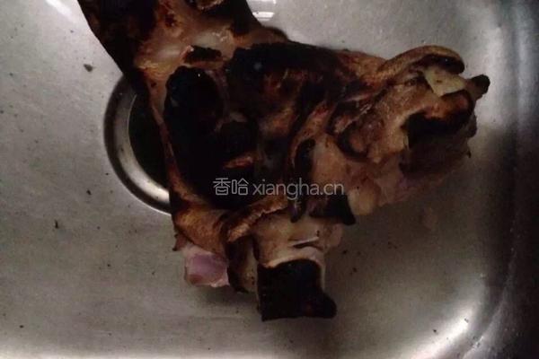 花生焖猪蹄的做法图解1