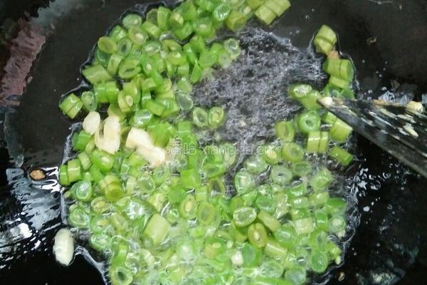 火腿肠蛋炒饭的做法图解3
