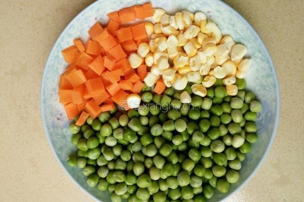 青豆炒肉的做法图解1