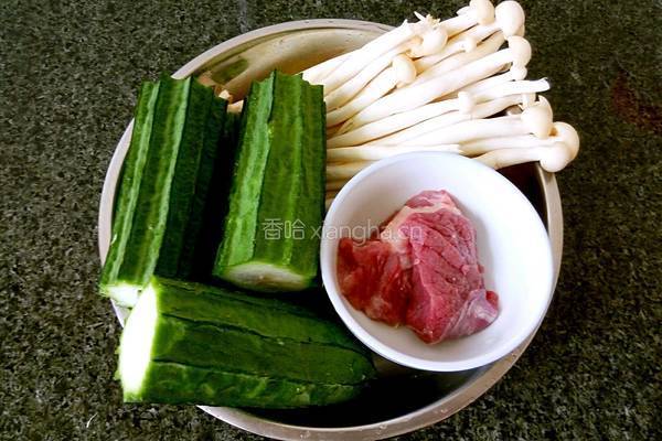 海鲜菇丝瓜瘦肉汤的做法图解1