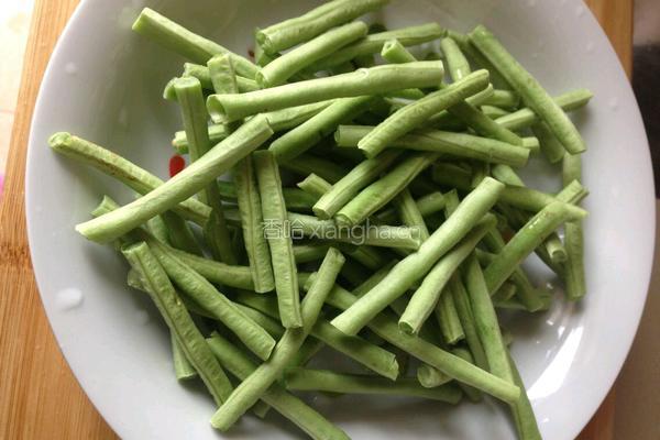 缸豆炒肉的做法图解2