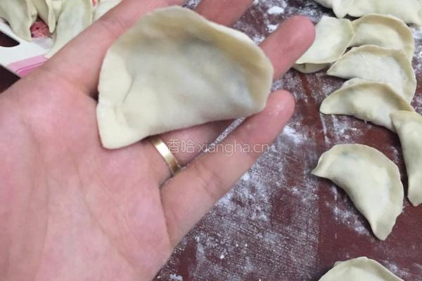 虾仁韭菜鸡蛋馅儿饺子的做法图解3